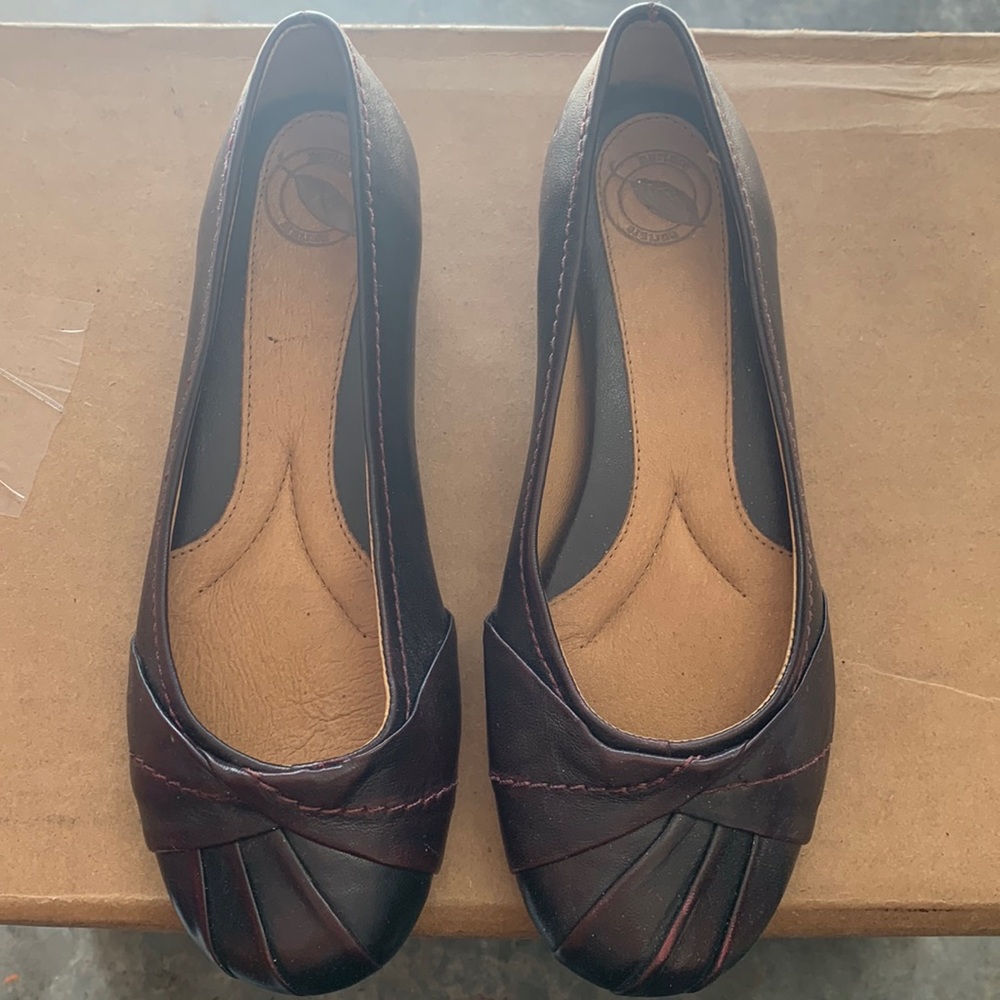 EXCELLENT CONDITION Womens cushioned slight wedge flats!